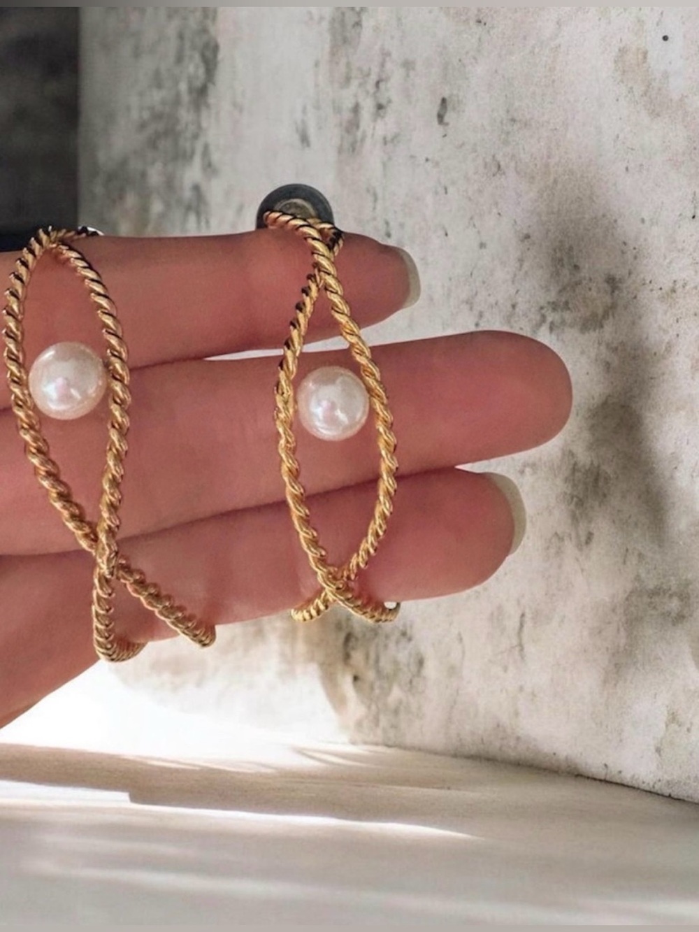 Vintage Avon 1995 Gold Plated Infinity Hoop Earrings 2” Floating Pearl NIB